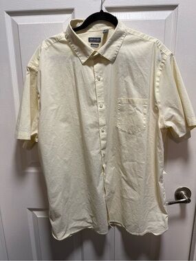 Van Heusen Men's Short Sleeve Button-Down Shirt in Pale Yellow-Cream